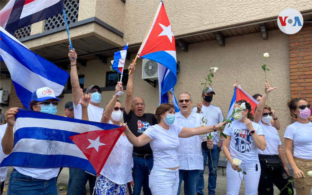 Miembros de la comunidad cubana protestan desde San Juan, Costa Rica. Noviembre 15 de 2021. Foto: Armando Gómez