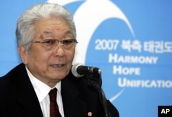 지난 2007년 4월 북한 태권도 시범단을 이끌고 한국을 방문한 장웅 국제올림픽위원회(IOC) 위원이 기자회견을 하고 있다.