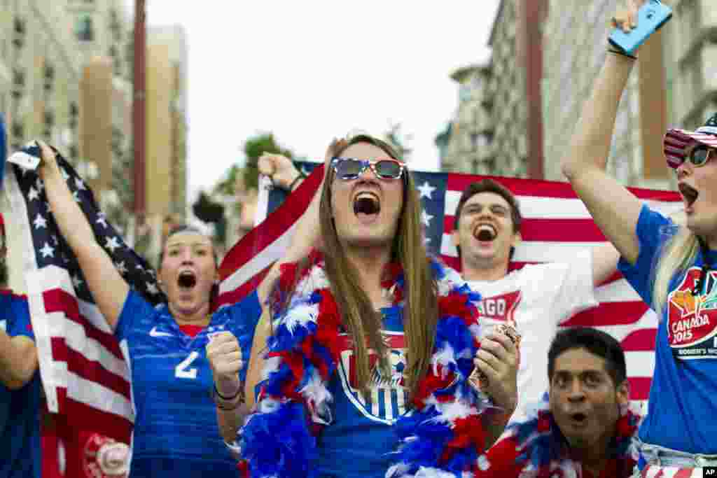 Fãs festejam nas ruas dos EUA depois da vitória americana contra o Japão na final do Mundial de Futebol Feminino realizado no Canadá. 5 Julho, 2015