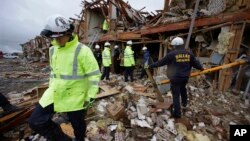 18일 폭발 사고가 발생한 미국 텍사스주 비료공장 주변주택가에서 생존자 수색 작업 중인 소방관들.