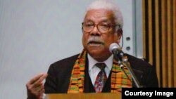 Professor Ali Mazrui akizungumza katika chuo kikuu cha Fayetteville, Carolina ya Kaskazini 