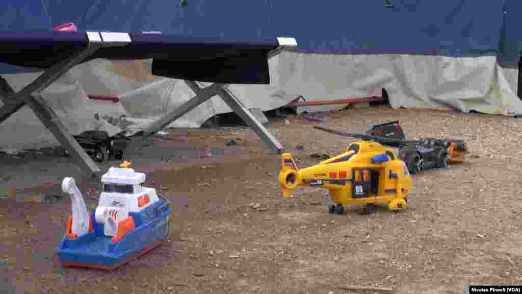 Des jouets pour enfants dans le centre d&#39;accueil de la Croix Rouge italienne derrière la gare de Tiburtina, Rome, 5 octobre 2015 (Nicolas Pinault/VOA). &nbsp;