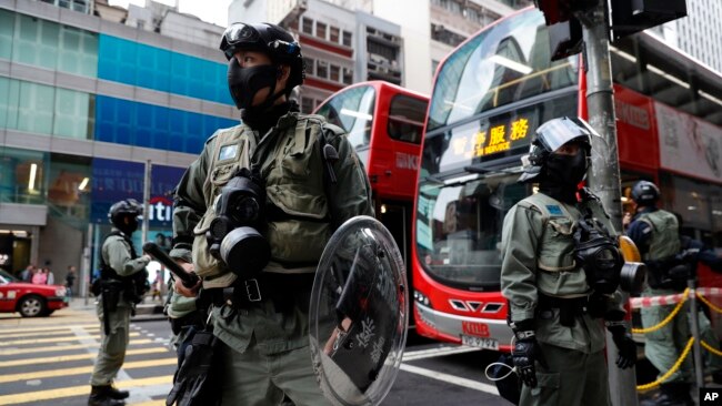 香港街头在一个路口执勤的香港警察。（2019年12月9日）