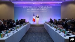 Министр иностранных дел Франции Жан-Марк Эро выступает на открытии конференции по мирному урегулированию на Ближнем Востоке. Париж, Франция. 15 января 2017 г.