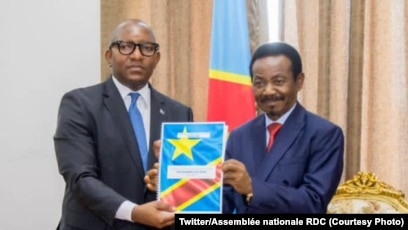 Le Premier ministre Jean-Michel Lukonde (G) remet son programme au président de l'Assemblée nationale Mboso Nkodia à Kinshasa, RDC, 26 avril 2021. (Twitter/Assemblée nationale RDC)