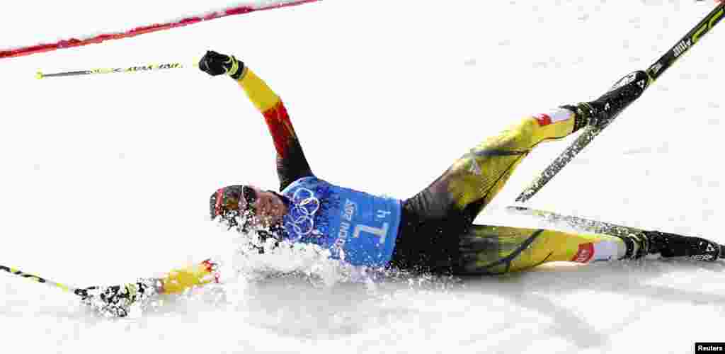 Fabian Riessle dari Jerman bereaksi setelah melintasi garis finish di kompetisi ski cross country estafet nomor putra 4x5 kilometer di Nordic Combined Team Gundersen, RusSki Gorki Ski Jumping Center di Rosa Khutor.&nbsp;(Reuters/Michael Dalder)