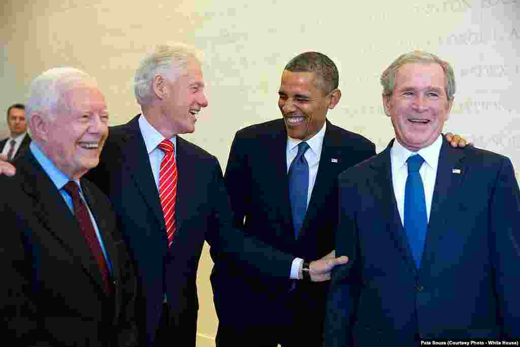 Les quatre présidents réunis: le président Carter, Clinton, Obama et Bush à Dallas, au Texas, le 25 avril 2013.