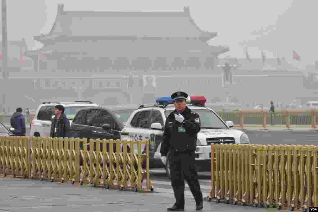 3月4日天安门广场警备森严，当天北京雾霾达到危险级。（美国之音金子莹拍摄）
