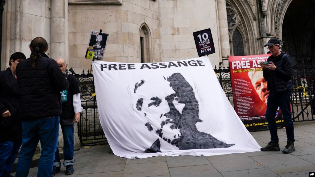 Người ủng hộ giăng biểu ngữ đòi thả tự do cho nhà sáng lập WikiLeaks, Julian Assange, bên ngoài Toà án Công lý Hoàng gia ở London hôn 23/10 trước phiên xử kháng cáo chống lại việc dẫn độ ông sang Mỹ vào tuần tới.