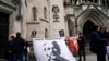 Plakat u znak podrške osnivaču Wikileaksa Džulijanu Asanžu ispred Kraljevskog suda pravde u Londonu, 23. oktobru 2021. 