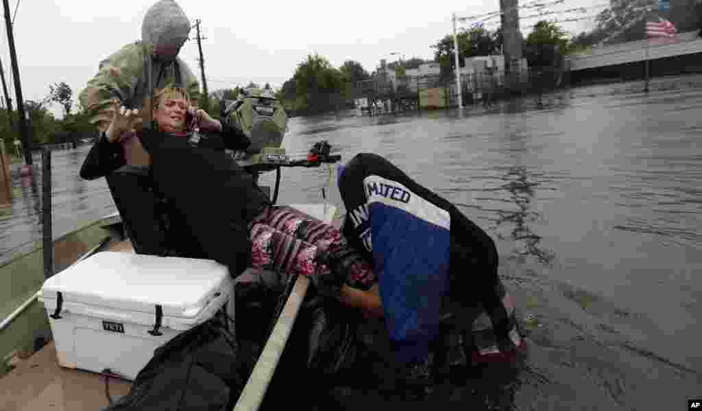 نجات یک شهروند پس از گیرافتادن خودرو اش در سیل ناشی از&nbsp; توفان هاروی