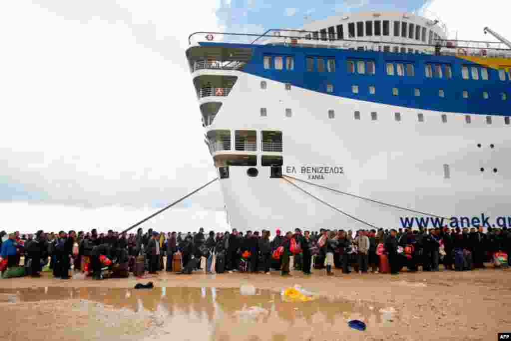 Migrant labourers and expatriates prepare to board a ship going to Greece, from the Libyan harbour in Benghazi. (Reuters/Asmaa Waguih)
