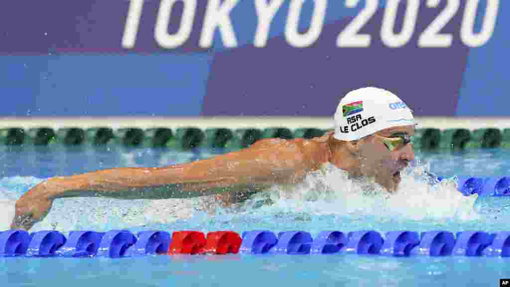 Chad le Clos, of South Africa, swims in a men&#39;s 200-meter butterfly semifinal at the 2020 Summer Olympics, Tuesday, July 27, 2021, in Tokyo, Japan. (AP Photo/Petr David Josek)