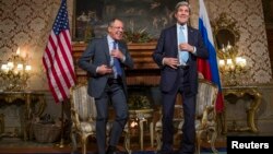 Ngoại trưởng Mỹ John Kerry và Ngoại trưởng Nga Sergei Lavrov trong cuộc họp ở Rome, 14/12/14