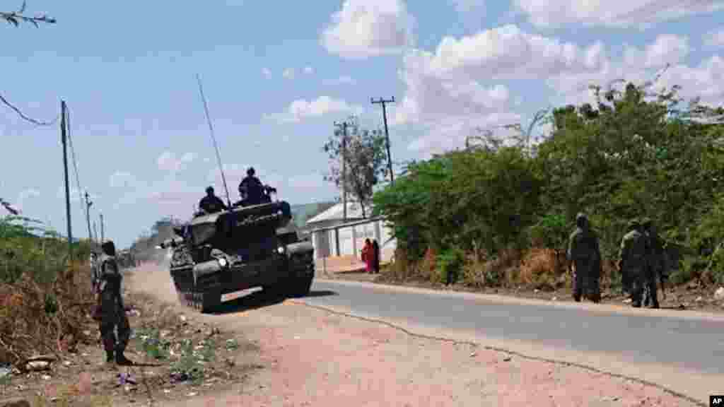 Un char de l&#39;armée kenyane et des soldats kenyans font mouvement vers l&#39;université de Garissa, au Kenya, jeudi 2 avril 2015.