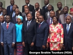 Photos de famille après la signature des accords à Abidjan, en Côte d'Ivoire, le 17 août 2017. (VOA/Georges Ibrahim Tounkara)