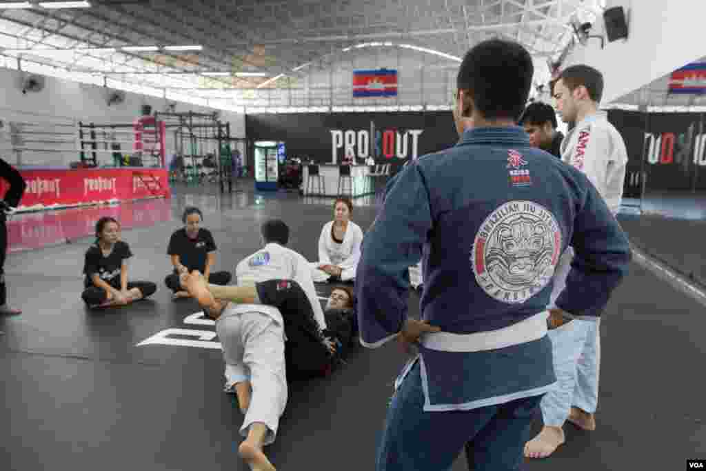 ក្រុម​អ្នក​ហ្វឹកហាត់ Jiu Jitsu នៃ​ក្រុម BJJ Cambodia ហ្វឹក​ហាត់ ក្នុង​ក្លឹប​កីឡា​មួយ​ក្នុងរាជាធានី​ភ្នំពេញ កាលពី​ថ្ងៃទី​២០ ខែកុម្ភៈ ឆ្នាំ២០១៦។ (នៅ វណ្ណារិន/VOA)