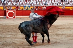 Matador Spanyol Antonio Ferrera tengah beraksi dalam Festival San Fermin di Pamplona, Spanyol, 11 Juli 2019. (REUTERS/Jon Nazca)