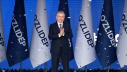 Presiden Uzbekistan Shavkat Mirziyoyev merayakan kemenangannya dalam pemilu presiden pada 24 Oktober 2021. (Foto: President.uz)