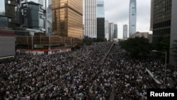 6月12日星期三，大批香港民众走上街头反《逃犯条例》