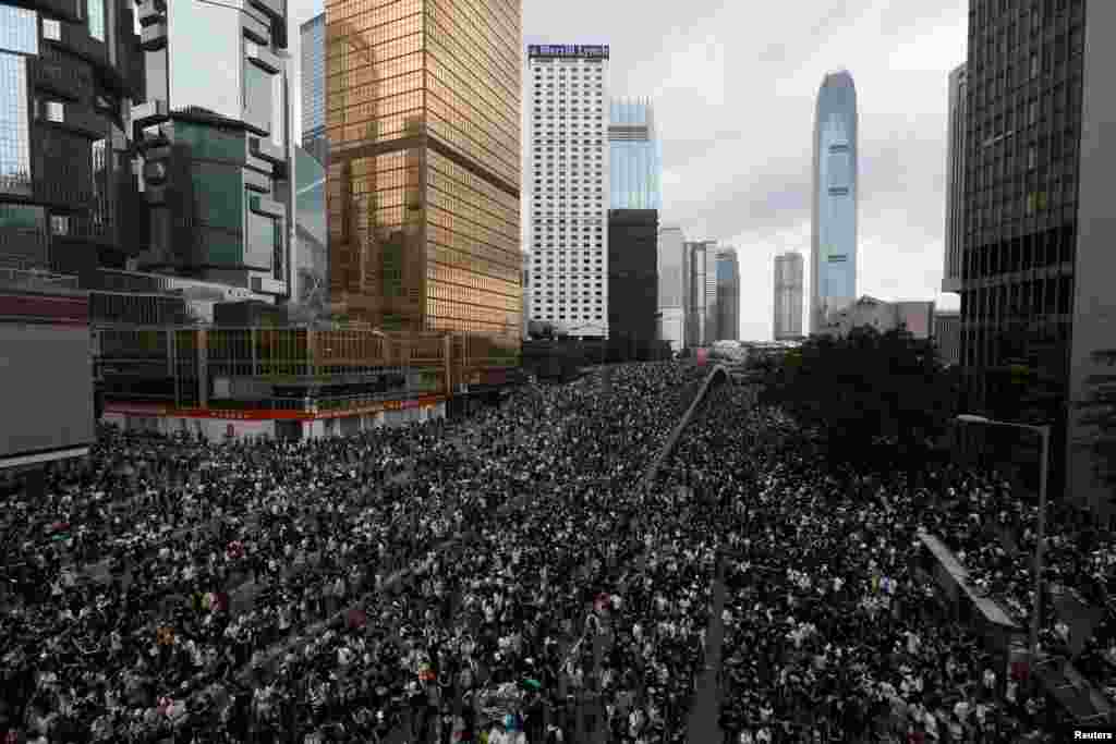 6月12日星期三，大批香港民眾走上街頭反對逃犯條例修訂。