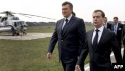 Tổng thống Ukraina Viktor Yanukovych, trái, và Tổng thống Nga Dmitry Medvedev