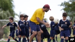 Anak-anak AS mengikuti kamp pelatihan sepakbola yang diselenggarakan FC Barcelona di Miami, Florida (foto: dok).