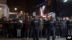 Les voyageurs et les témoins sont tenus à l'écart par la police à l'extérieur de la gare principale de Düsseldorf, dans l'ouest de l'Allemagne, après que plusieurs personnes ont été blessées lors d'une attaque à la hache, le 9 mars 2017.