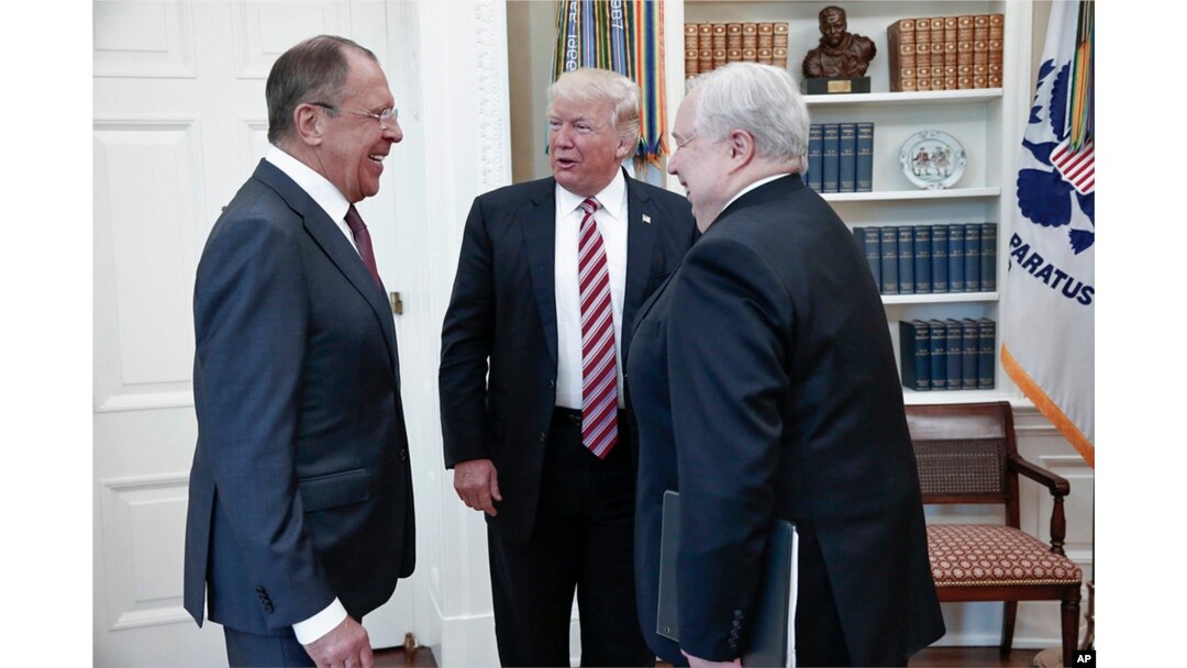 U.S. President Donald Trump meets with Russian Foreign Minister Sergey Lavrov, left, next to Russian Ambassador to the U.S. Sergei Kislyak at the White House in Washington, May 10, 2017. (Russian Foreign Ministry photo via AP)