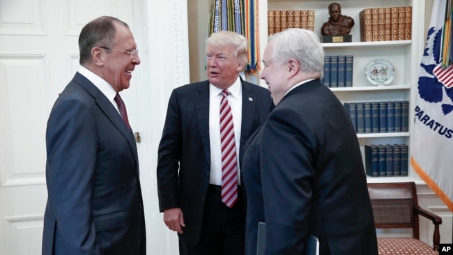 美国总统特朗普在白宫会见俄罗斯外长拉夫罗夫(左)，旁边是俄罗斯驻美大使基斯利亚克。2017年5月10日