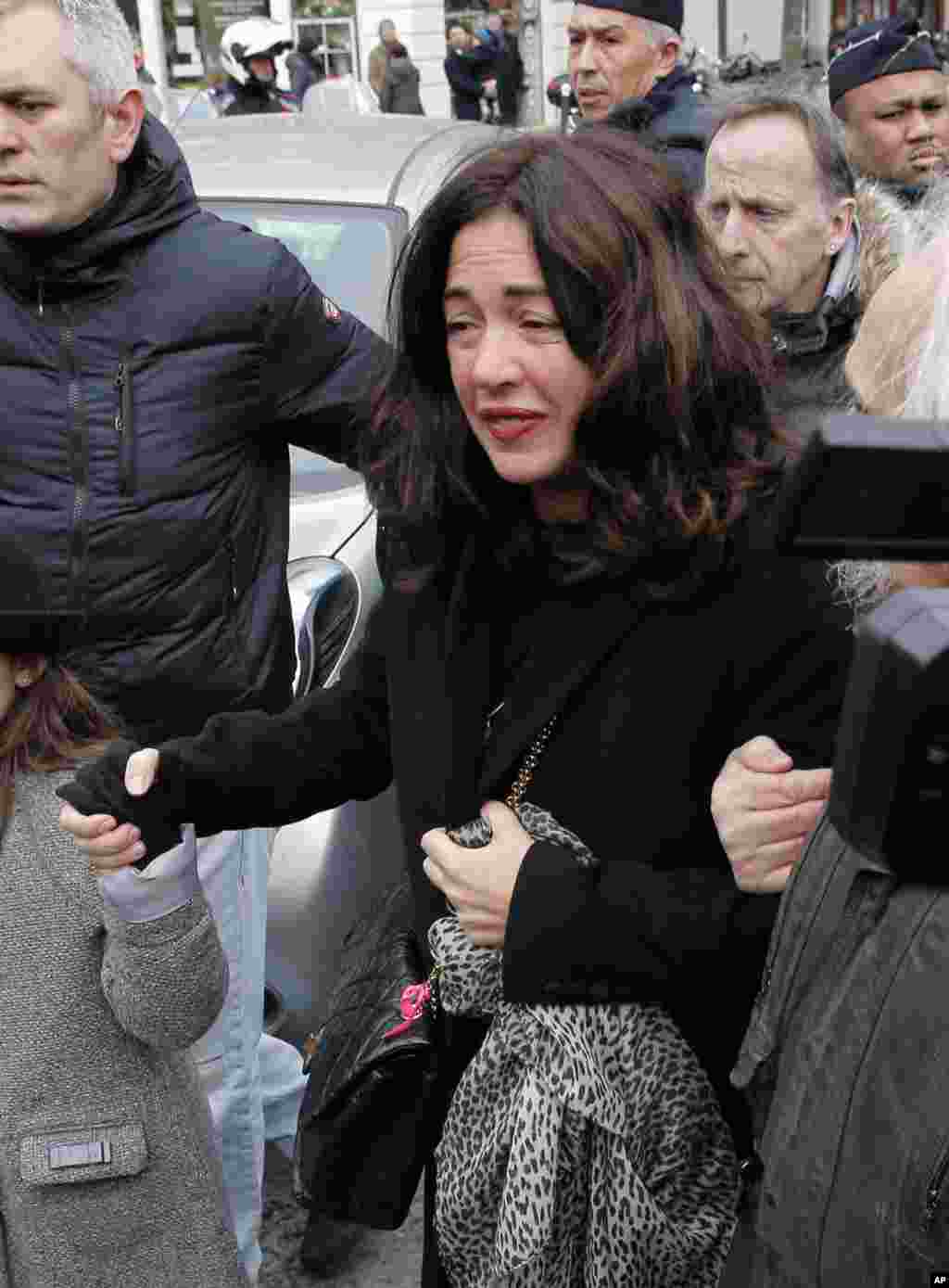 Elsa Wolinski, daughter of French cartoonist Georges Wolinski, arrives at her father&#39;s funeral at the Pere Lachaise cemetery, in Paris, Jan. 15, 2015.