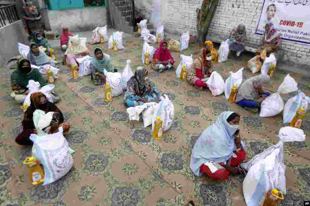 همزمان با ماه رمضان،&zwnj; این زنان در شهر لاهور پاکستان برای دریافت کمک غذایی با رعایت فاصله اجتماعی نشسته&zwnj;اند.&nbsp;