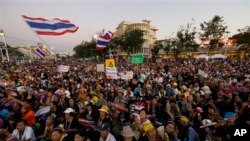 ဒီမိုကရေစီအထိမ်းအမှတ်ကျောက်တိုင်ရှေ့မှာ စုဝေးနေတဲ့ ထိုင်းအစိုးရ ဆန့်ကျင်ကန့်ကွက်နေသူများ။ (ဇန်နဝါရီ ၁၂၊ ၂၀၁၄)