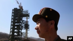 Binh sĩ Bắc Triều Tiên đứng gác gần bệ phóng tên lửa Unha-3 tại Trạm vệ tinh Sohae ở Tongchang-ri, ngày 8/4/2012.