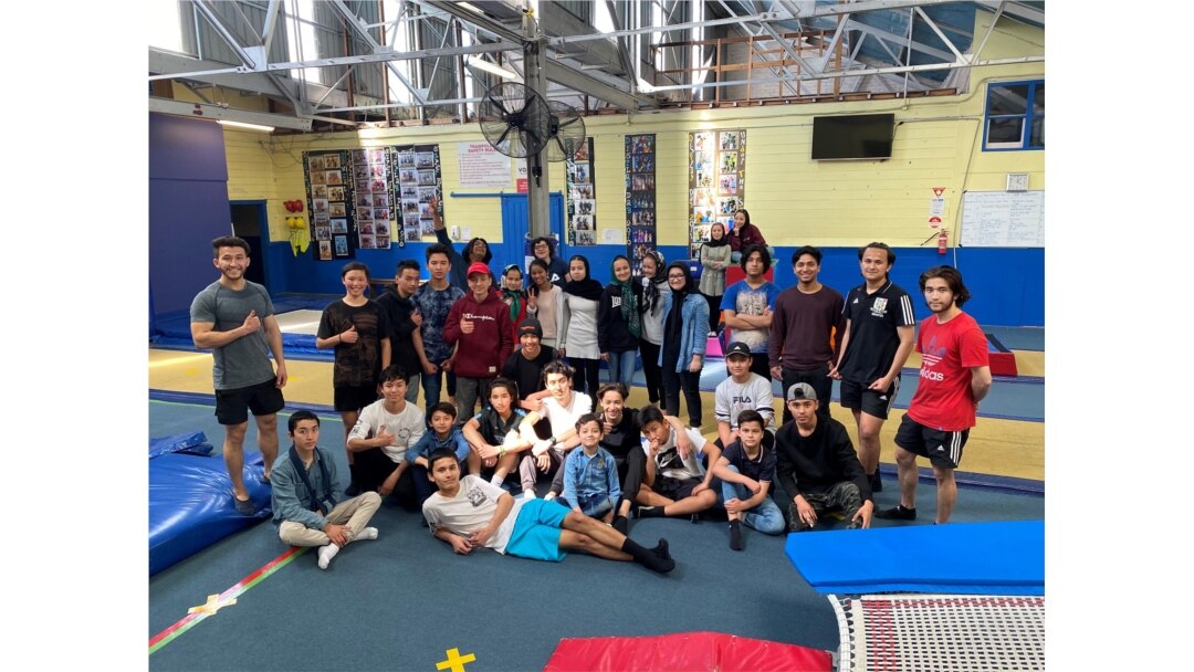Anggota Remaja Multibudaya Tasmania menggelar aktifitas yang menyenangkan di Launceston, termasuk di antaranya sepak bola, senam, trampolin, dan bulu tangkis. (Photo: Facebook/Migrant Resource Centre Tasmania)