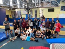 Anggota Remaja Multibudaya Tasmania menggelar aktifitas yang menyenangkan di Launceston, termasuk di antaranya sepak bola, senam, trampolin, dan bulu tangkis. (Photo: Facebook/Migrant Resource Centre Tasmania)