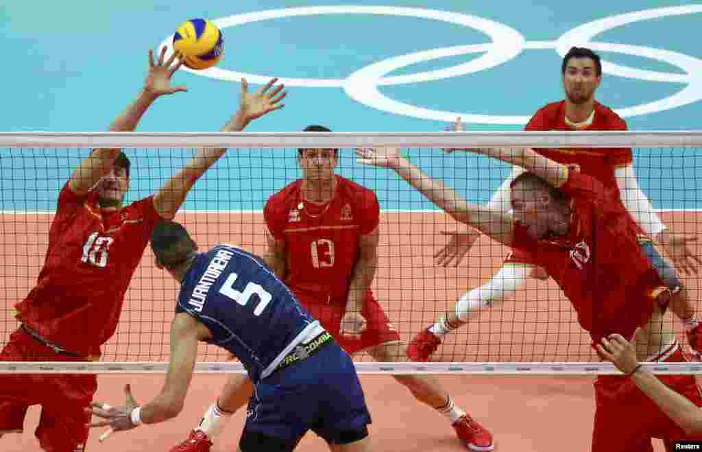 အမ်ိဳးသား Volleyball ၿပိဳင္ပြဲ အီတလီအသင္း နဲ႔ ျပင္သစ္အသင္းတို႔ ကစားေနပံု