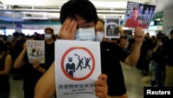 香港示威者2019年8月21日在元朗西铁站静坐抗议他们指责的“警黑勾结”导致元朗暴徒袭击示威者事件。