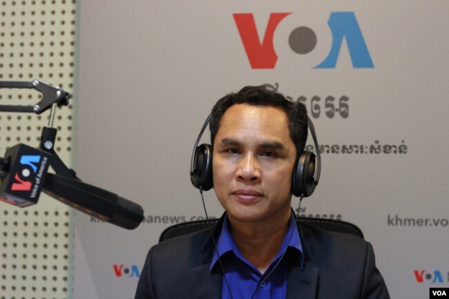 រូបឯកសារ៖ លោក អំ សំអាត នាយករងទទួលបន្ទុកផ្នែកឃ្លាំមើលសិទ្ធិមនុស្សនៃអង្គការលីកាដូ (LICADHO) ចូលរួមជាវាគ្មិនក្នុងកម្មវិធី Hello VOA ស្ដីពី «សិទ្ធិសេរីភាពនៃការប្រមូលផ្តុំ ការជួបប្រជុំ និងការបញ្ចេញមតិនៅកម្ពុជា» ភ្នំពេញ ថ្ងៃទី ២២ ខែសីហា ឆ្នាំ២០១៩។ (លឹម សុធី/VOA)