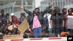 5일 그리스 레스보스 섬 모리아 캠프에 도착한 이민자들이 터키로의 송환 방침에 항의하고 있다. 이들은 대부분 파키스탄 출신이다.