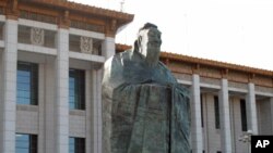 北京天安门广场上的孔子塑像
