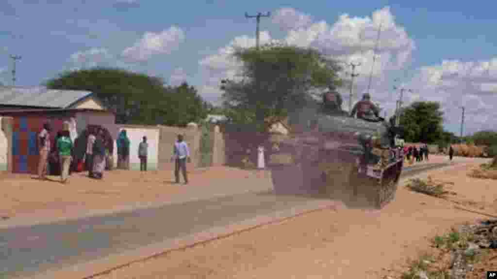 Un char de l&#39;armée kenyane fait mouvement vers l&#39;université de Garissa, au Kenya, jeudi 2 avril 2015.