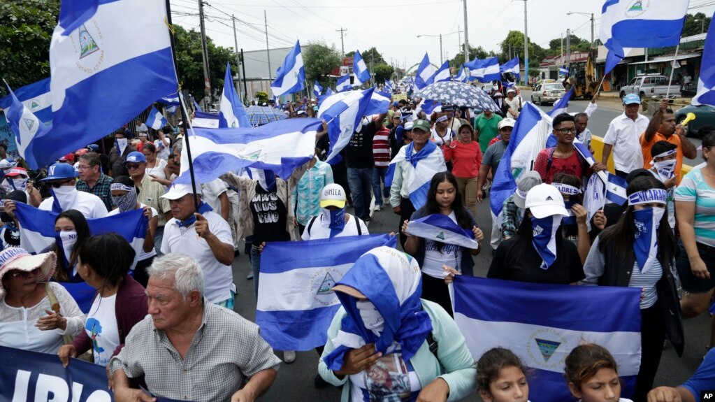 Manifestantes antigubernamentales exigen la renuncia del presidente Daniel Ortega y la liberación de presos políticos en Managua, Nicaragua, el domingo 22 de julio de 2018. Las protestas antigubernamentales comenzaron a mediados de abril por los recortes al sistema de seguridad social pero se ampliaron para incluir demandas para que Ortega deje el cargo y se lleven a cabo elecciones anticipadas. (AP Photo / Arnulfo Franco).