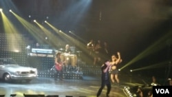 Ricky Martin canta y baila "Living la vida loca".
