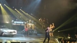 Ricky Martin canta y baila "Living la vida loca".