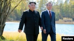 Perezida Kim Jong Un wa Koreya ya Ruguru na Perezida Moon Jae-in wa Koreya y'Epfo