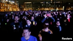 Manifestantes protestan en El Zócalo de México la desaparición de 43 estudiantes normalistas.