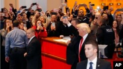 Tổng thống tân cử Donald Trump rời tòa nhà của báo New York Times ở New York ngày 22/11/2016. 
