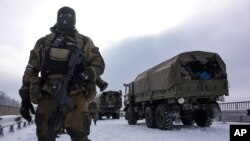 Phiến quân thân Nga canh gác trên con đường gần sân bay Donetsk.