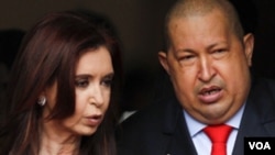 Analistas creen que Cristina Fernández ha cedido a presiones de su amigo el presidente venezolano, Hugo Chávez.